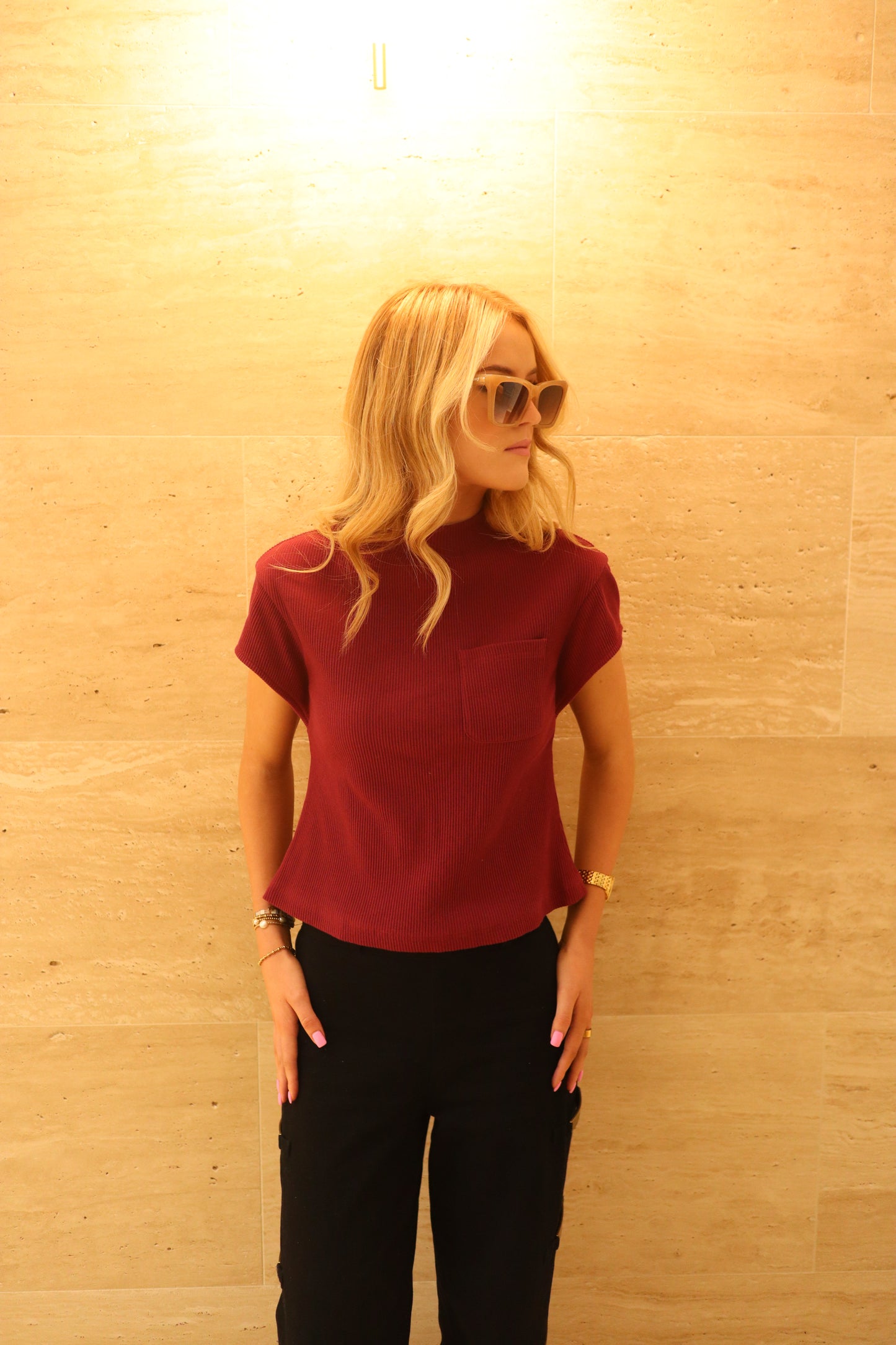 BILLIE RIBBED CAP SLEEVE TEE IN BURGUNDY