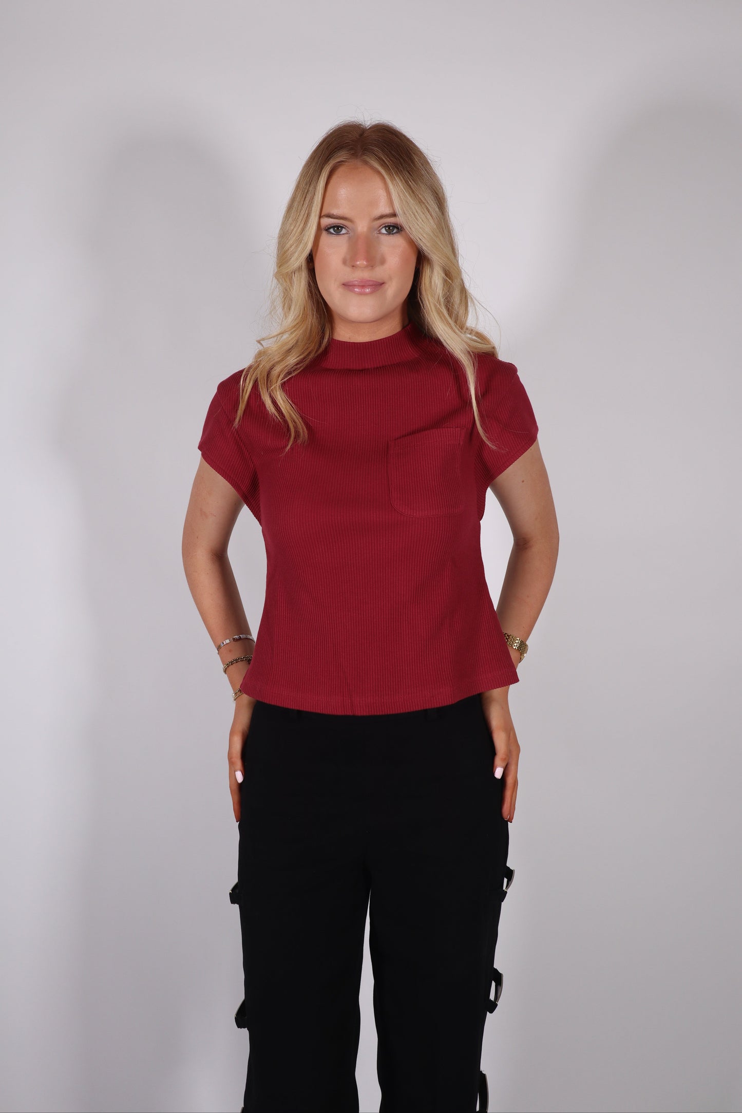 BILLIE RIBBED CAP SLEEVE TEE IN BURGUNDY