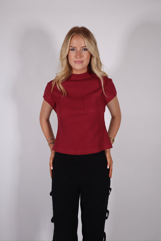 BILLIE RIBBED CAP SLEEVE TEE IN BURGUNDY
