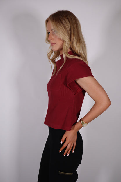 BILLIE RIBBED CAP SLEEVE TEE IN BURGUNDY