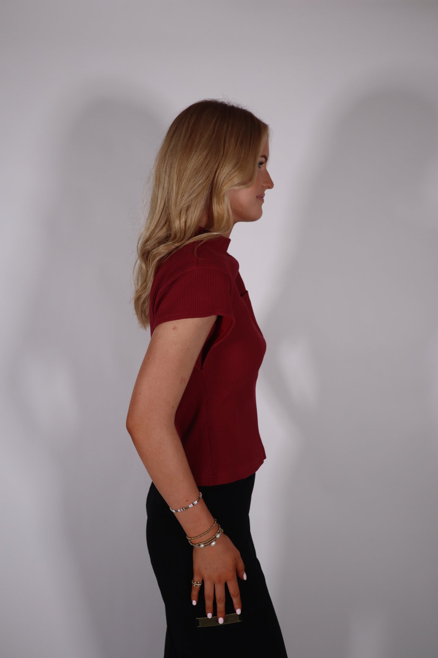 BILLIE RIBBED CAP SLEEVE TEE IN BURGUNDY