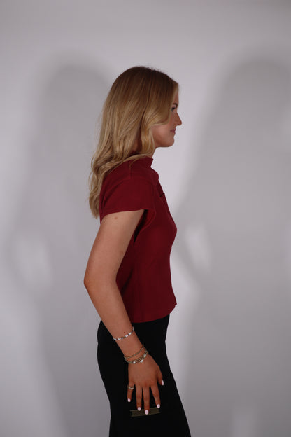 BILLIE RIBBED CAP SLEEVE TEE IN BURGUNDY